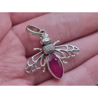 Echt zilveren Bij met robijn.