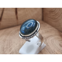 Echt zilveren ring met labradoriet bewerkte rand