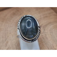 Echt zilveren ring met labradoriet bewerkte rand