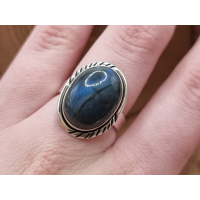 Echt zilveren ring met labradoriet bewerkte rand