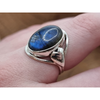 Echt zilveren ring met labradoriet en hartjes aan de zijkant