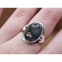 Echt zilveren ring met labradoriet en hartjes aan de zijkant