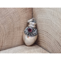 Echt zilveren as hanger/ kruik /flesje met granaat