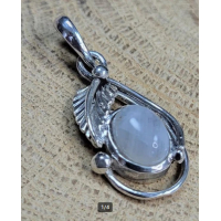 Echt zilveren hanger met Maansteen. 