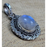 Echt zilveren hanger met Maansteen. 