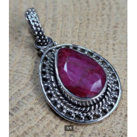 Echt zilveren ketting hanger met Robijn. 