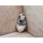 Echt zilveren as hanger/ kruik /flesje met granaat