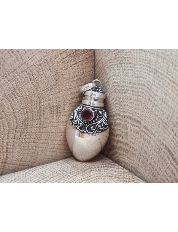 Echt zilveren as hanger/ kruik /flesje met granaat