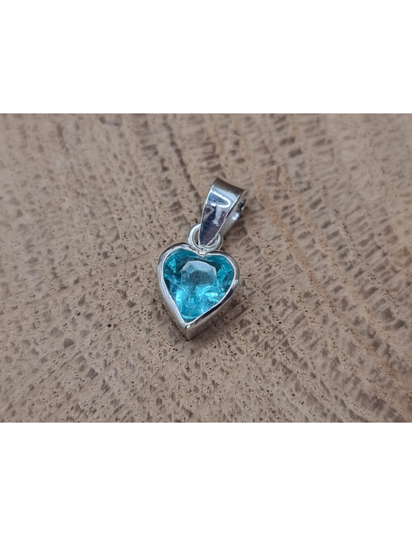 Echt zilveren hartje met blauwe strass steen hanger. Echt zilveren hartje met blauwe strass steen hanger.