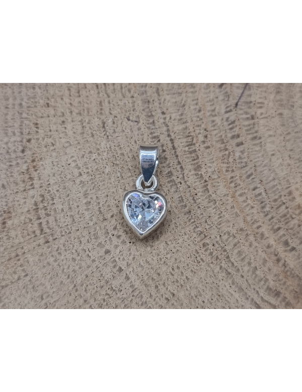 Echt zilveren hartje met witte strass steen hanger. Echt zilveren hartje met witte strass steen hanger.