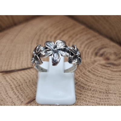 Echt zilveren ring met bloemen.