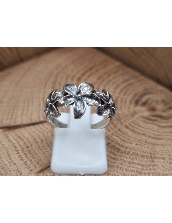 Echt zilveren ring met bloemen.