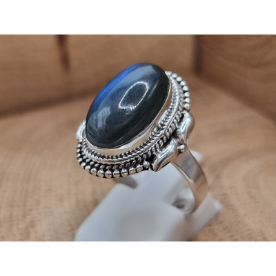 Echt zilveren ring met labradoriet bewerkte kas
