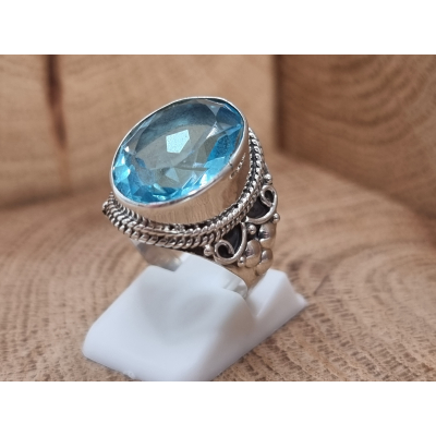 Echt zilveren ring met topaas bewerkt