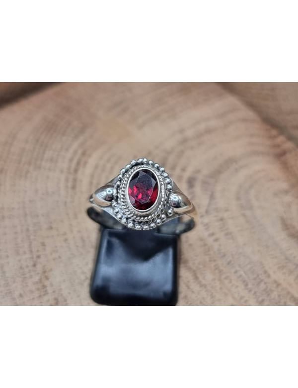 Echt zilveren ring met Granaat 
