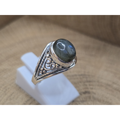 Echt zilveren ring met labradoriet. 