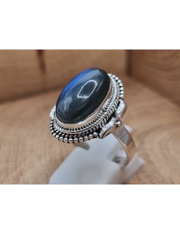 Echt zilveren ring met labradoriet bewerkte kas