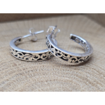 Echt zilveren oorbel stekers bewerkt.