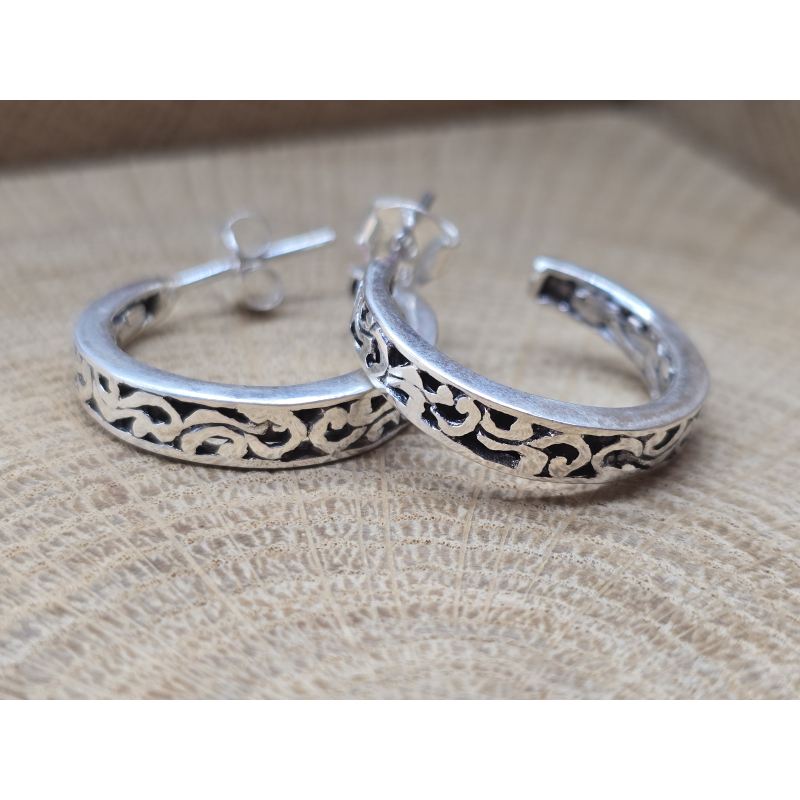 Echt zilveren oorbel stekers bewerkt.