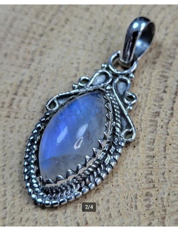 Echt zilveren hanger met Maansteen. 