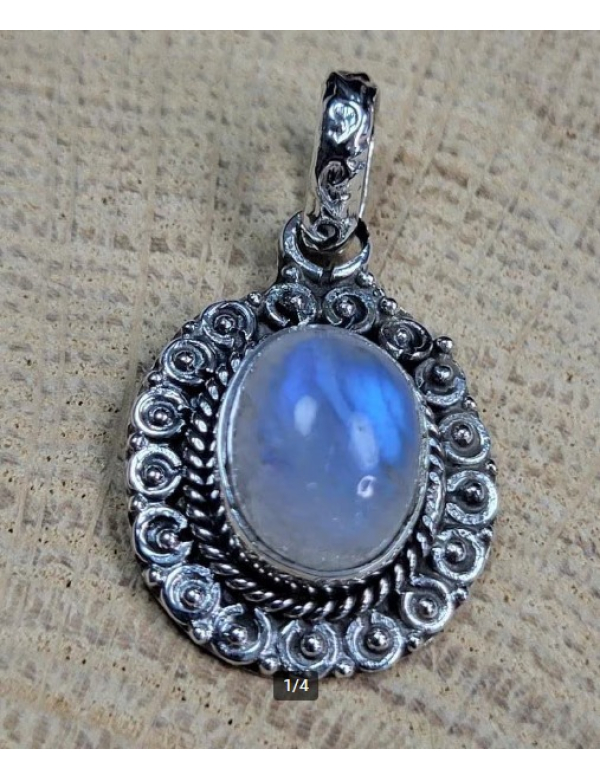 Echt zilveren hanger met Maansteen. 