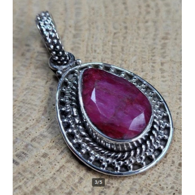 Echt zilveren ketting hanger met Robijn. 